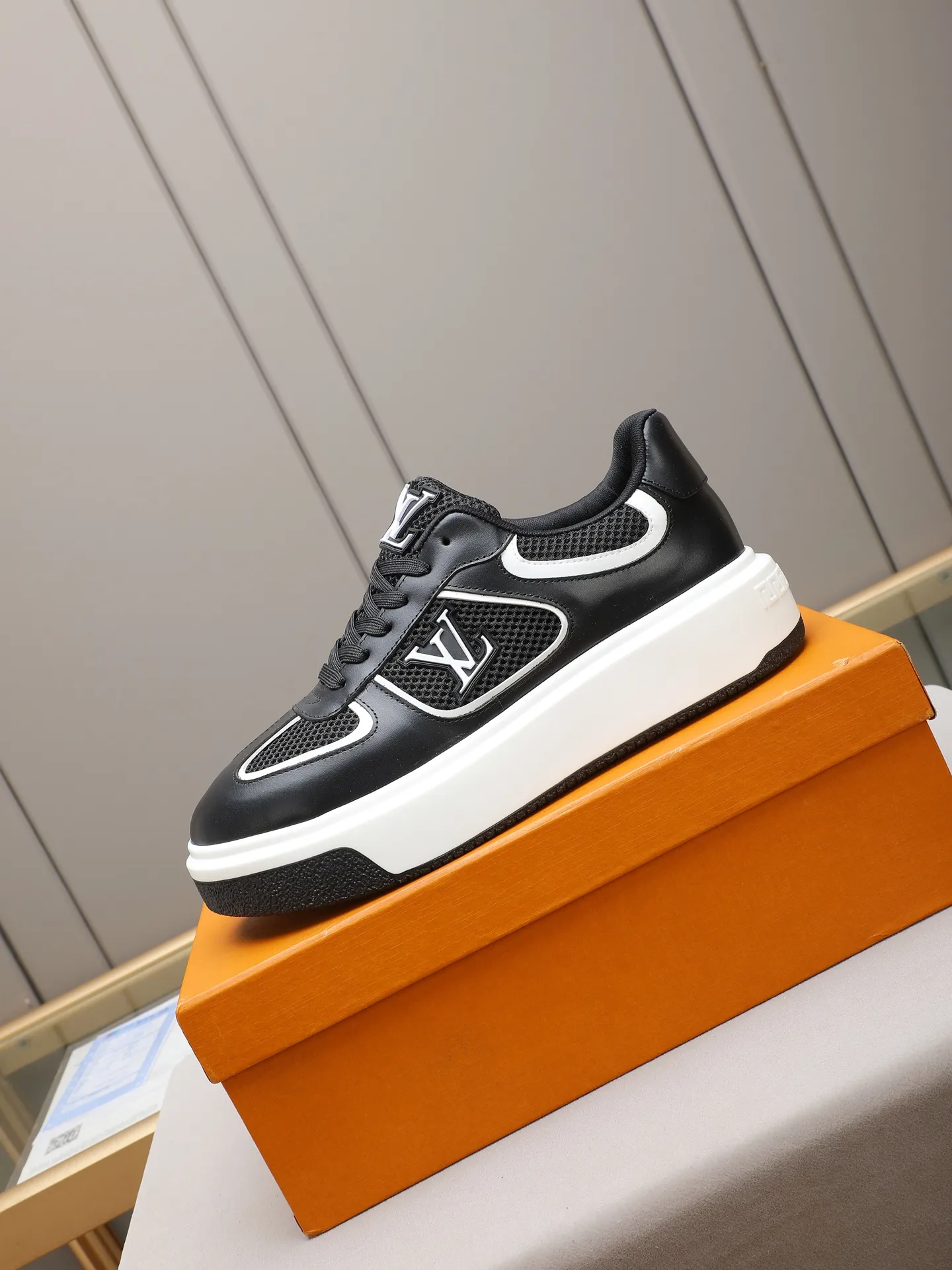 Men's shoes 💰460 New men's shoes LV fashion trend Made of first-layer calfskin➕breathable mesh lining! The foot feels super comfortable and the workmanship is impeccable. Foam ultra-light outsole, size: 38-44 (45 customized) 2 colors to choose from!